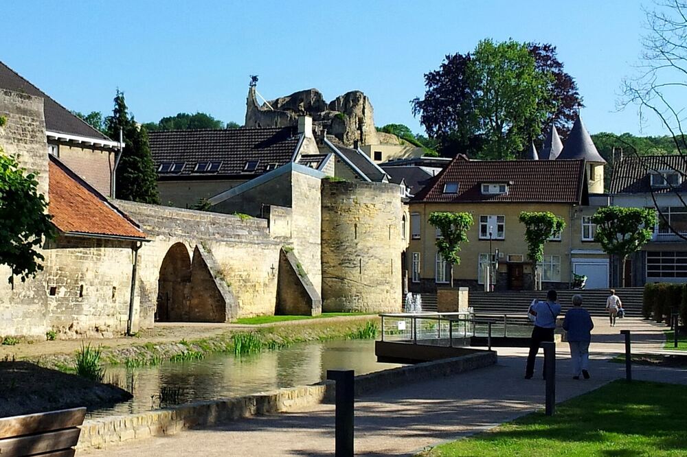 De Geul stroomt langs de middeleeuwse poorttorens en mergelhuizen van Valkenburg